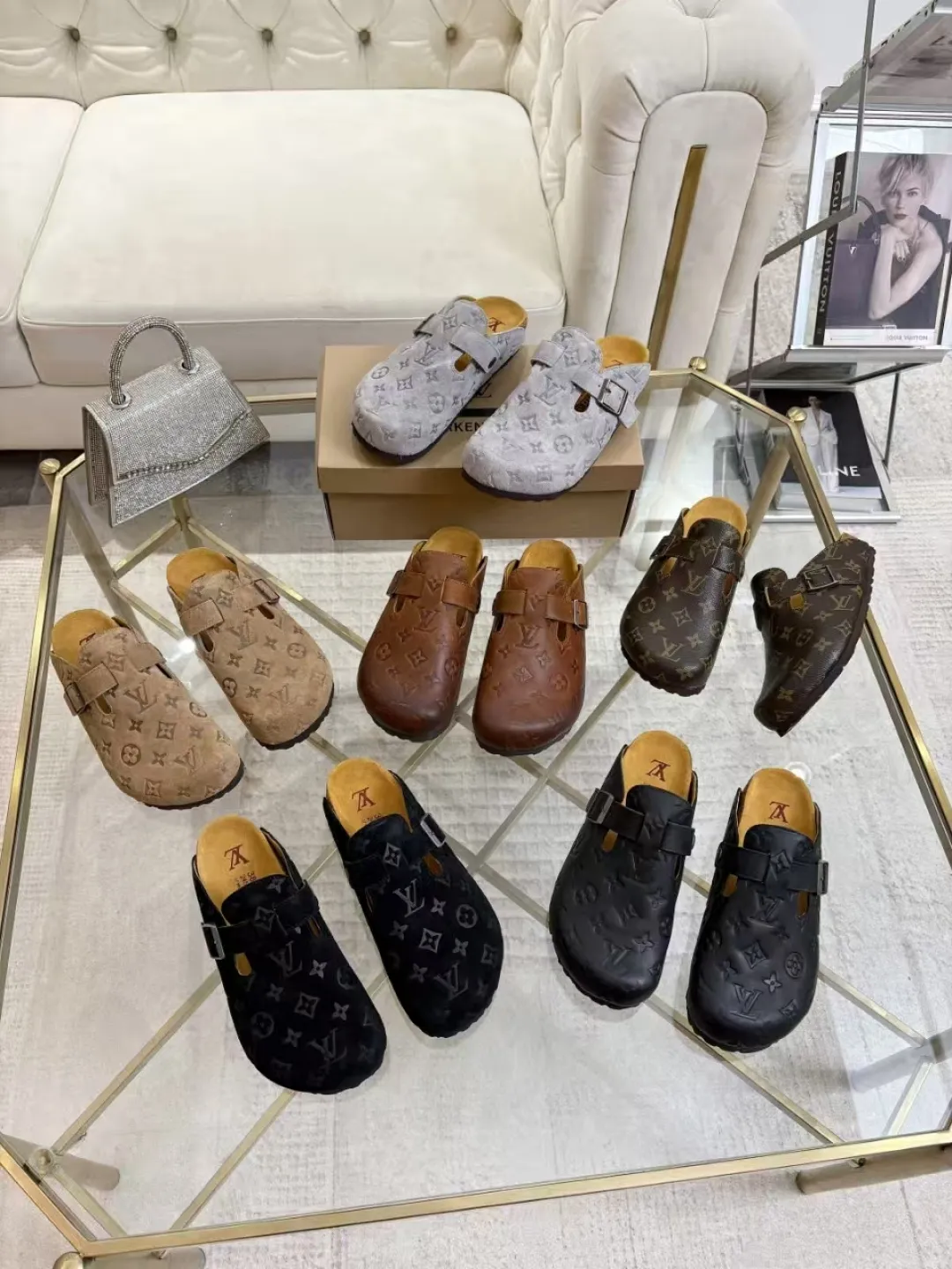 Women's p560 Men's p580 ✨ LV couple's toe-cap slippers | Full of high-end feel, you can walk with wind! ✨ This pair of LV classic toe-cap slippers is simply a "walking grass-planting machine"! Original three-dimensional embossed cowhide + cowhide fabric, the texture is high-end at first glance, and you will become a rich daughter/son in seconds ~💅 🌟 Why must you join TA? ✔️ Original embossed cowhide - clear texture but not cheap, classic presbyopia yyds ✔️ Belt buckle + metal logo - ecstatic control of details, exquisite to the heel! ✔️ Sheepskin lining + cushioned footbed - it feels like stepping on clouds ☁️, and you won’t feel tired when you go shopping~ ✔️ Non-slip rubber sole - walking is as stable as a mountain, and you are not afraid of slipping on rainy days!  👫 The best outfit for couples: Whether it’s shorts, T-shirts👕 or long skirts and suits👗, pairing these shoes with each other will immediately create a lazy and high-end atmosphere! Everyday outings/vacations, no matter what you shoot, it will look like a blockbuster📸🔥 The texture and foot feel that only the higher version can have, it is not a hit or a hit! Heartbeat is not as good as action. True love is true when both pairs are in pairs~💖 #LVcoupleslippers #高色综合 #好看不狠的 Feet #couples’ must-have